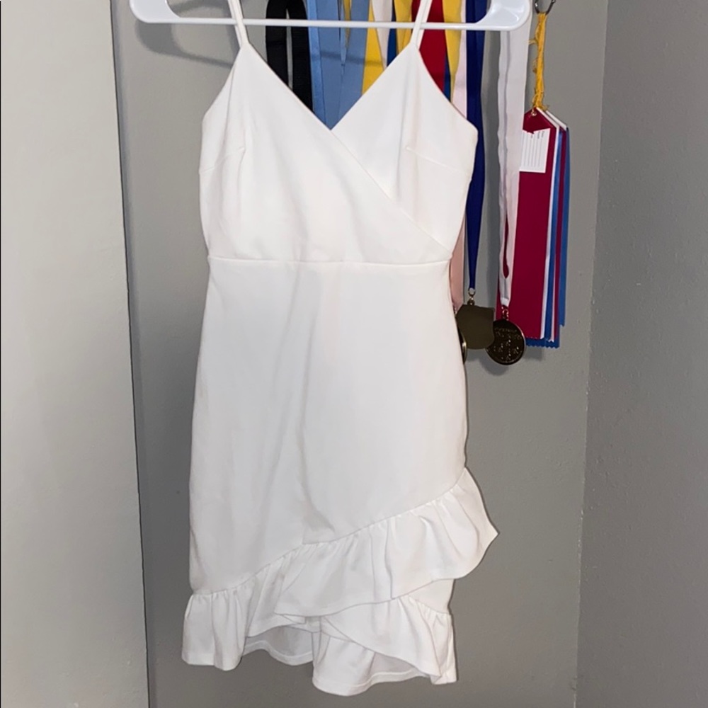 WHITE FITTED LULUS MINI DRESS🤩